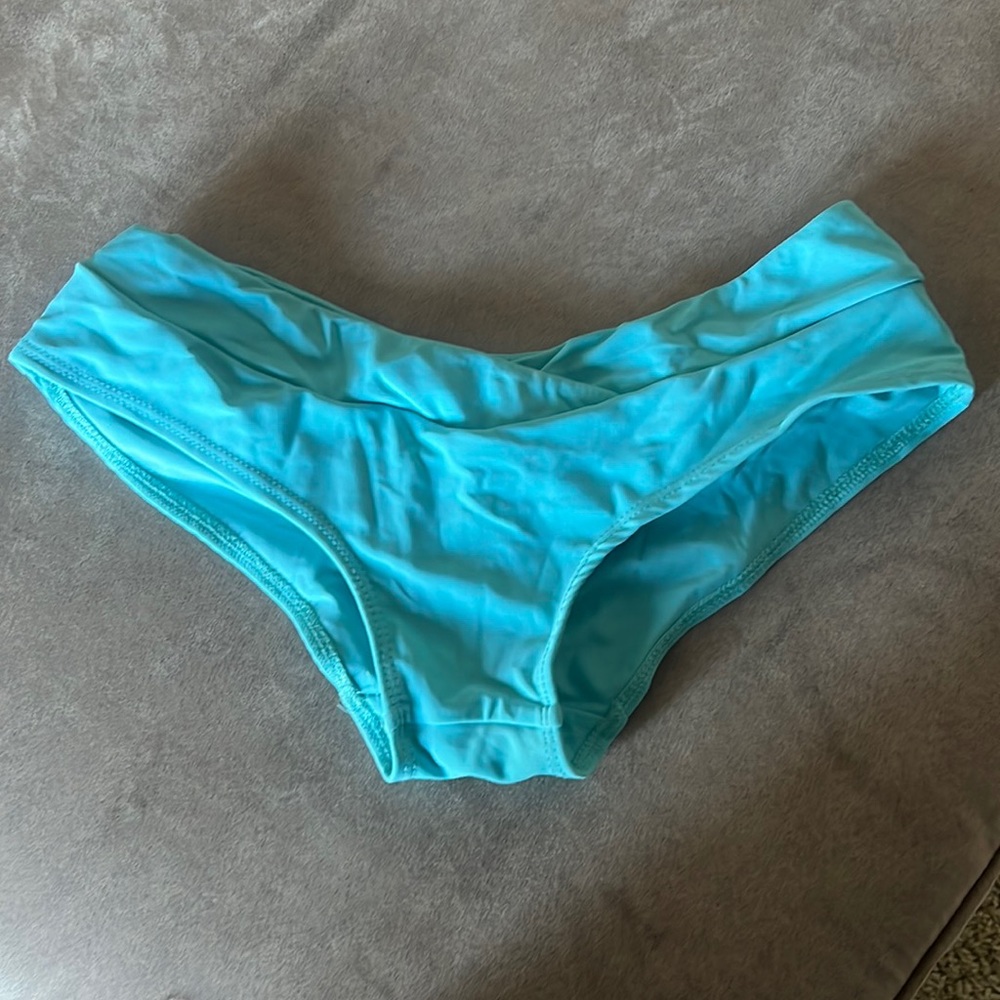 VEKKER V shorts - size small - like new